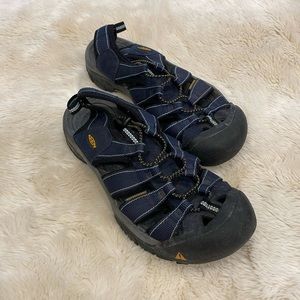 Woman’s Closed Toe Waterproof Keens!